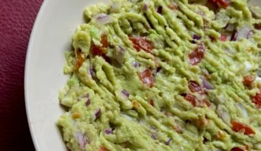 Simple and easy homemade Guacamole Recipe